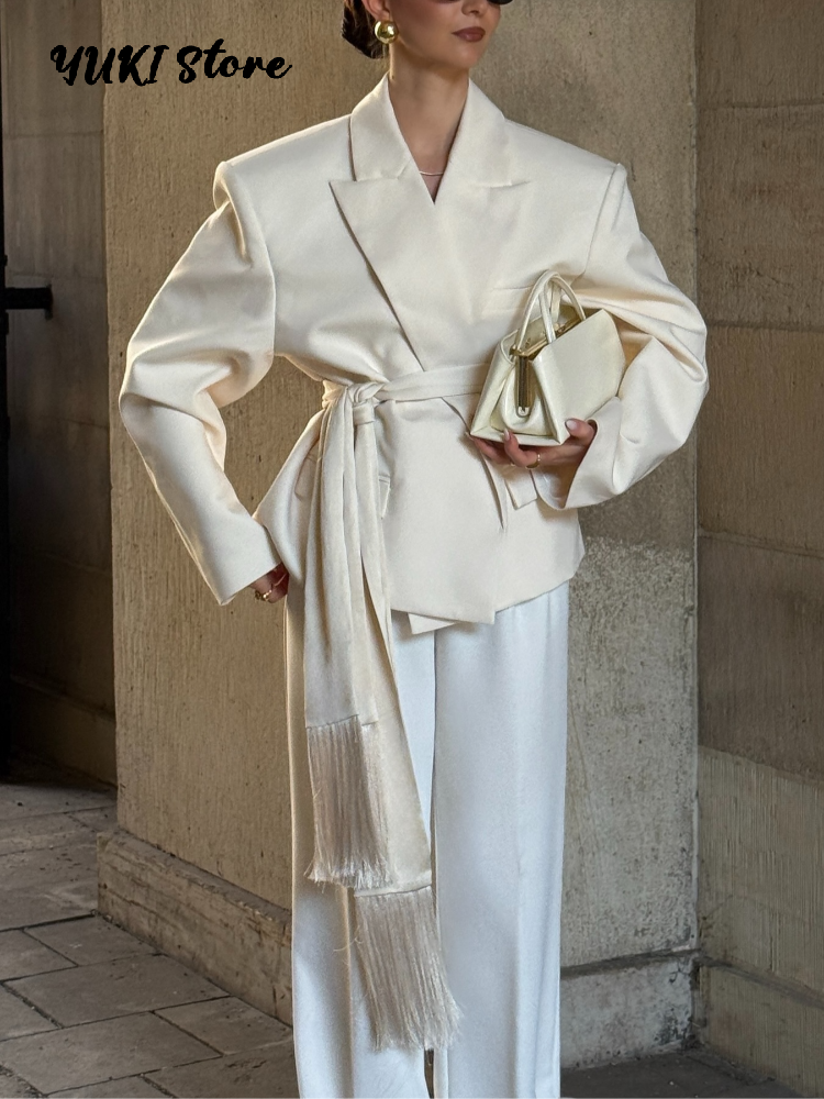 Écharpe en satin à franges et pompons pour femme, longue et fluide, ceinture de taille, accessoire élégant Printemps-Été 2026