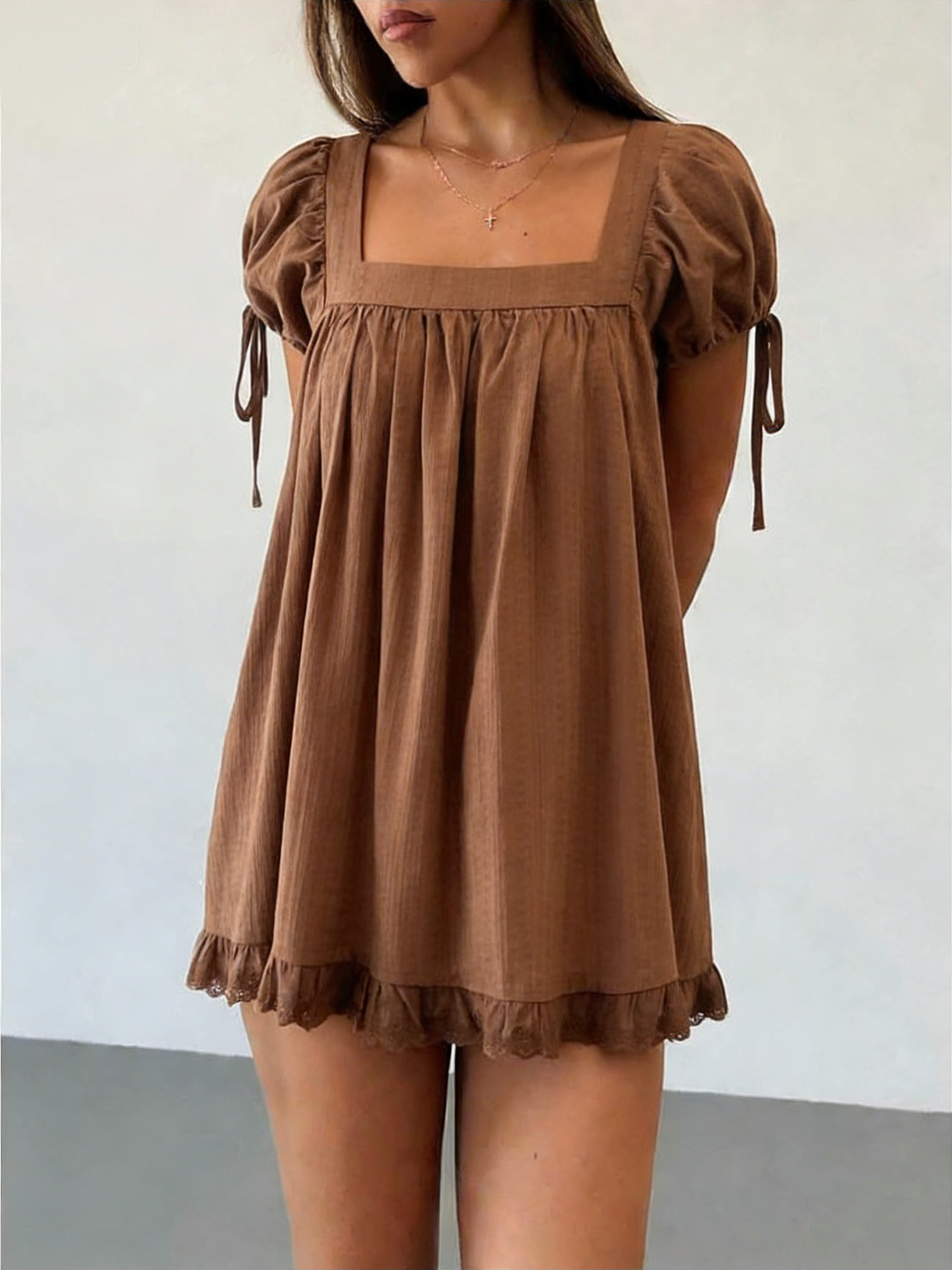 Chemisier ample et fluide pour femme à col carré, manches bouffantes, poignets à nouer, bordure en dentelle, style babydoll, idéal pour l'été et les sorties