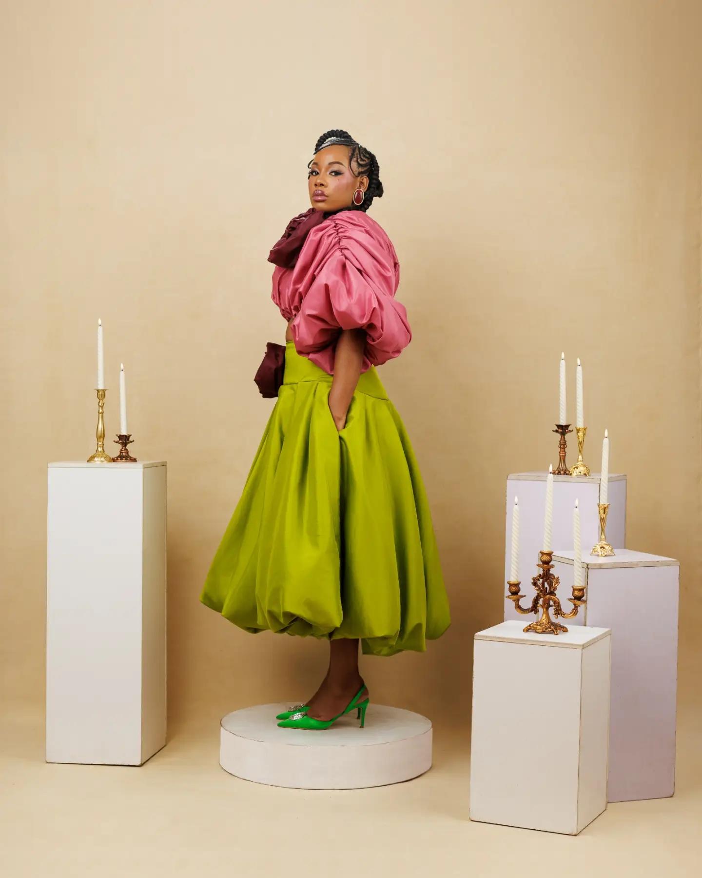 Ensemble deux pièces pour femmes : haut court rose vif à manches bouffantes et jupe mi-longue vert citron à bulles, ensemble en satin avec fleurs de rose 3D et poches, idéal pour les mariages.