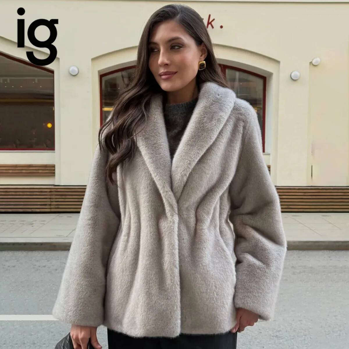 Manteau court élégant pour femme en fausse fourrure à revers, veste ample à manches larges et chaude, vêtement d'extérieur décontracté et tendance, veste de luxe pour femme pour l'hiver