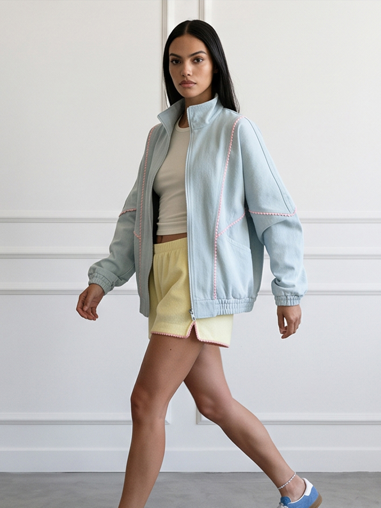 Veste zippée bleu clair pour femme, col montant, garniture à pompons roses, poignets et ourlet élastiques, coupe oversize, manches longues, style décontracté urbain