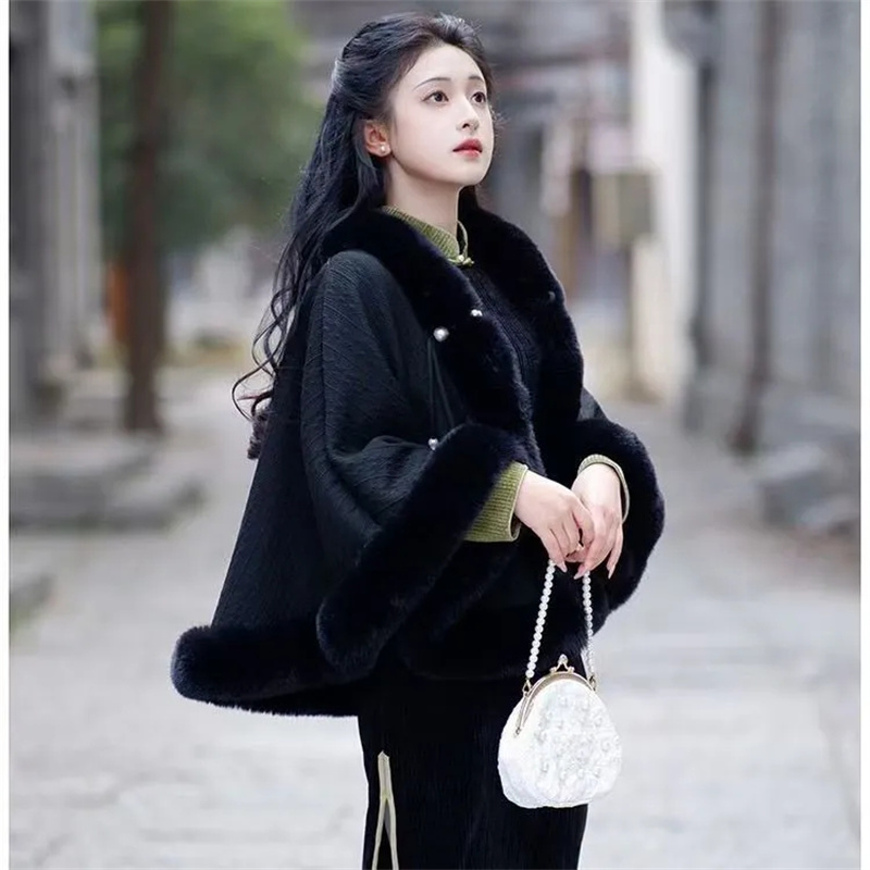 Manteau Cape Élégant Noir et Blanc pour Femme, Col en Fourrure, Automne Hiver, Chaud, Style Artistique, Épais et Polyvalent
