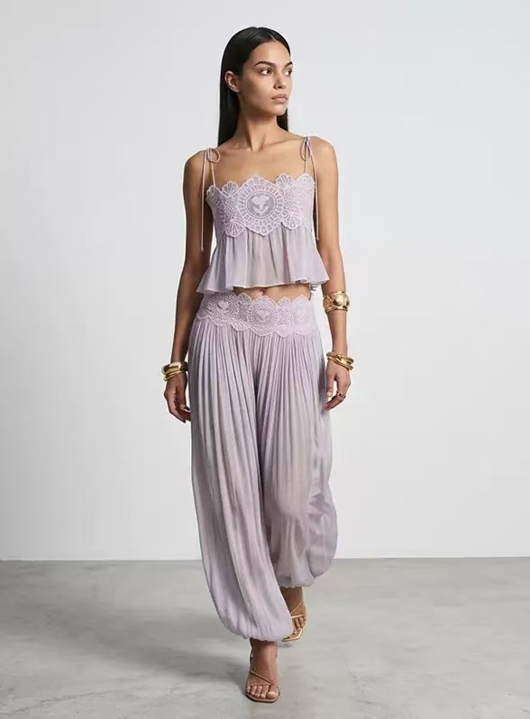 Ensemble de pantalons pour femmes en dentelle florale soluble dans l'eau, avec détails ajourés, comprenant un haut court à bretelles spaghetti et des volants, ainsi qu'un pantalon ample plissé de style lanterne, 2 pièces.