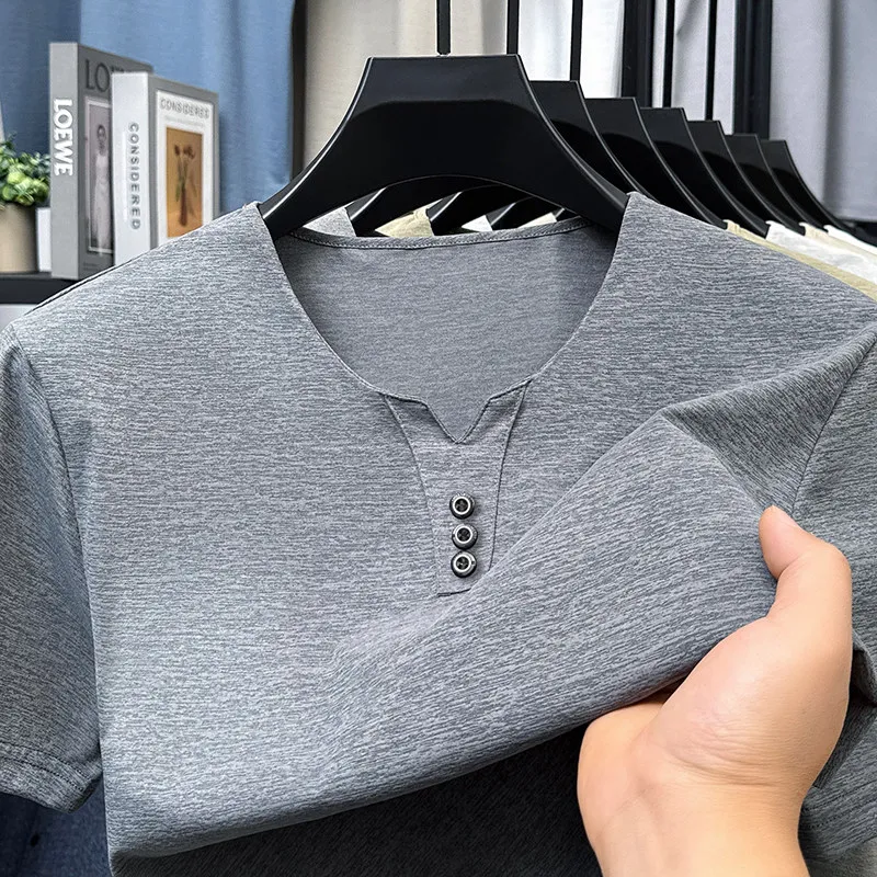 Nouveau T-shirt Homme 2026 Décontracté Chic Col V Trois Boutons Manches Courtes Style Coréen Été Confortable Polyvalent