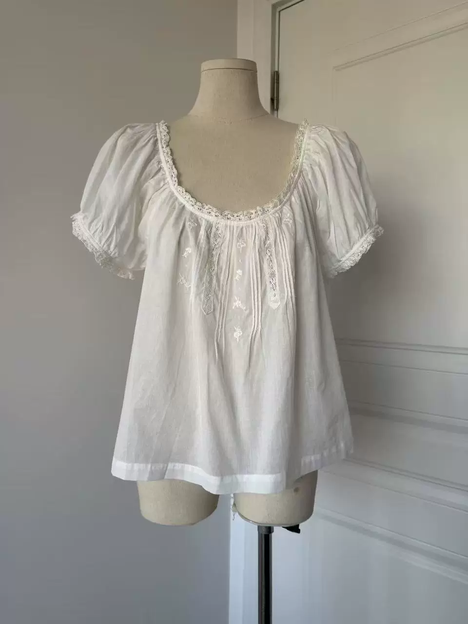Chemisier blanc pour femme avec broderie florale, col rond, manches bouffantes, coupe ample, 100% coton