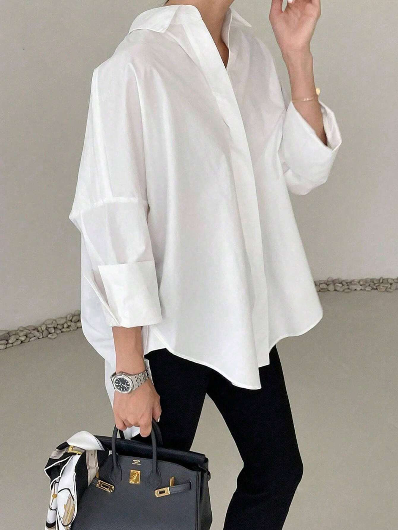 Chemisier blanc oversize pour femme, coupe ample, manches longues, col rabattu élégant, plissé au dos, idéal pour le bureau ou les occasions décontractées ou formelles