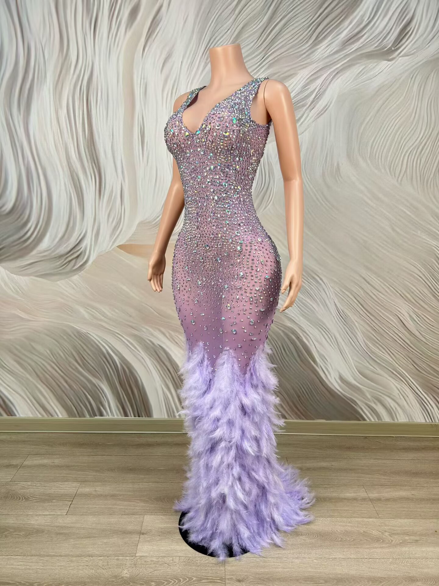 Robe de soirée sirène élégante et luxueuse, ornée de cristaux étincelants et de plumes, couleur lilas, col en V profond, ajustée, pour soirée d'anniversaire ou boîte de nuit
