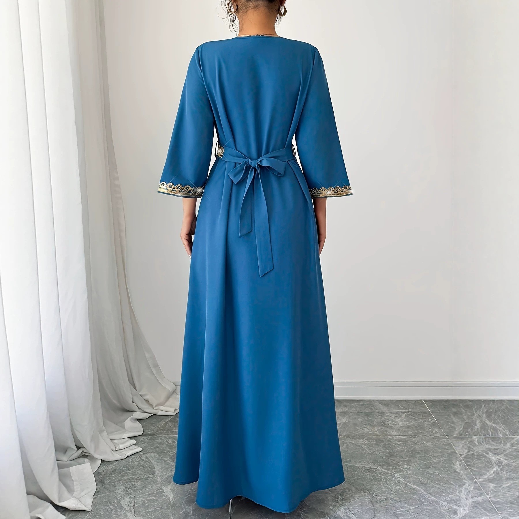 Élégant Kaftan Abaya Marocain pour Femmes, Robe Longue Modeste Dorée à Franges Brodées, Col en V, Ceinturée, pour Soirées et Fêtes Islamiques à Dubaï
