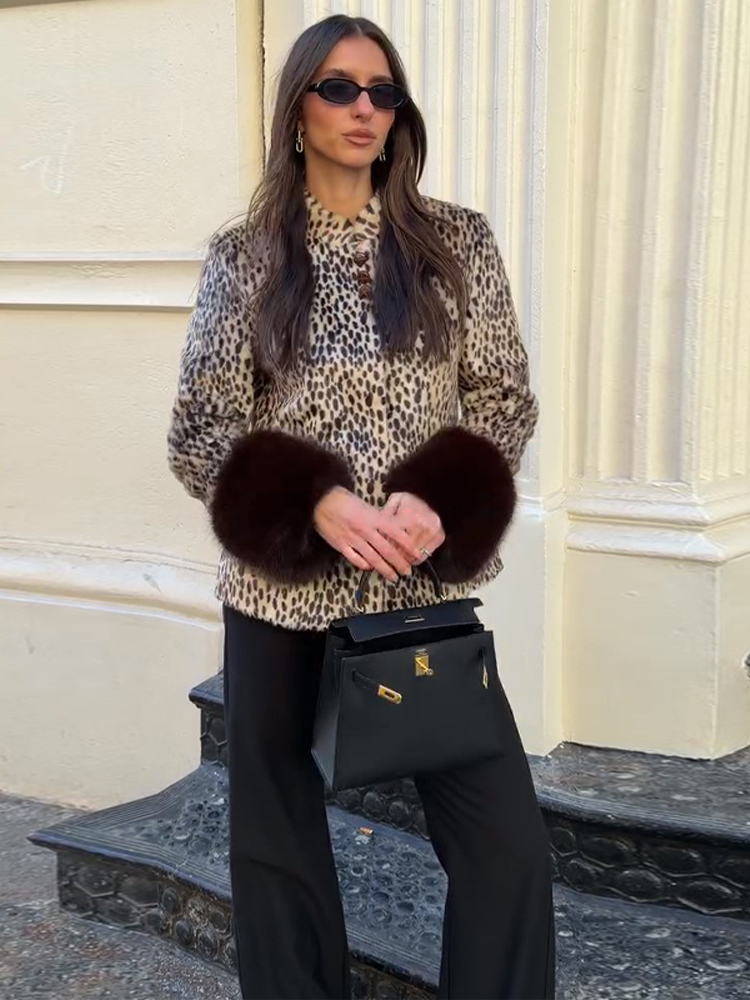 Veste sexy en patchwork de fourrure de léopard pour femmes, chic, à manches longues, imprimée, coupe ajustée, col rond, boutonnée, vêtement d'extérieur pour femmes, nouvelle collection automne-hiver 2026.