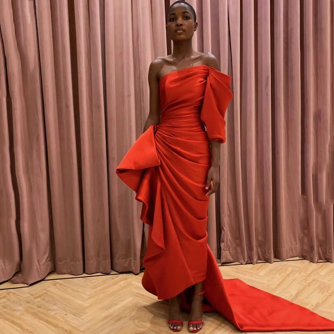 Robes de bal rouges à épaules dénudées, robe longue en satin plissée pour soirée, robes de bal sans bretelles avec manches sur mesure