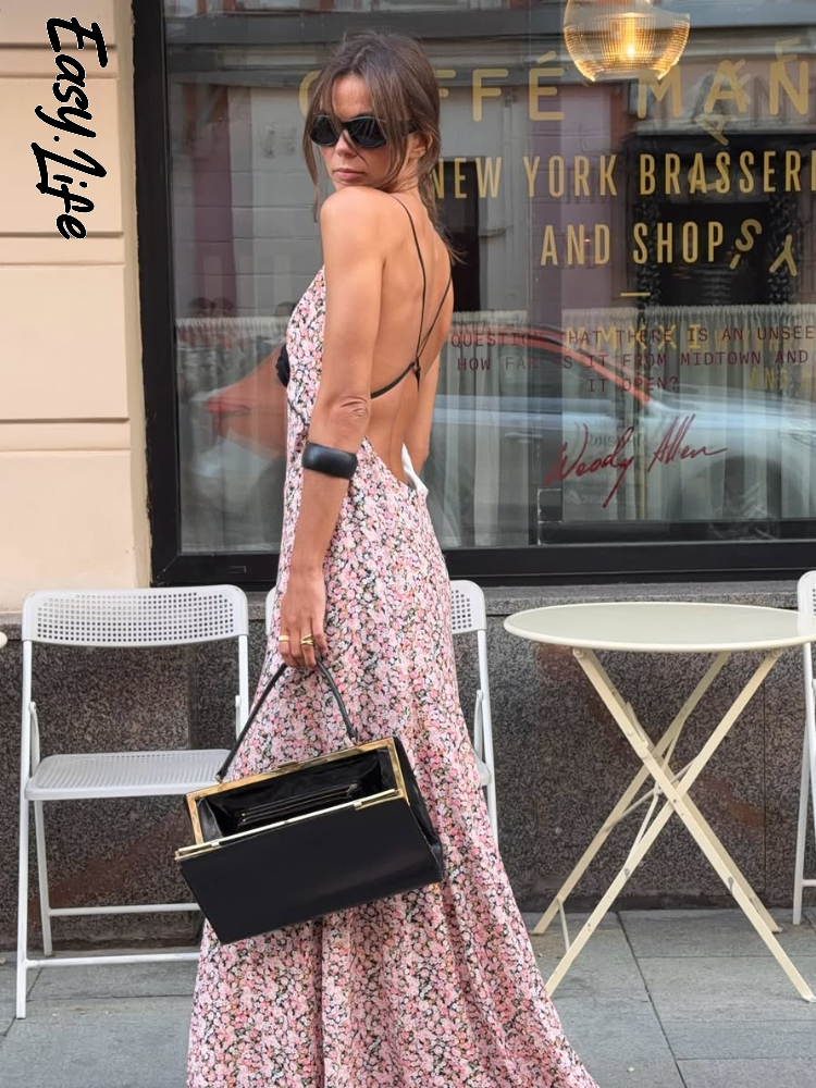 Robe longue en satin rose à motifs floraux, bretelles spaghetti, décolleté en V profond, détail rose noire sur le devant, ourlet à volants, robe de ville et de vacances pour femme