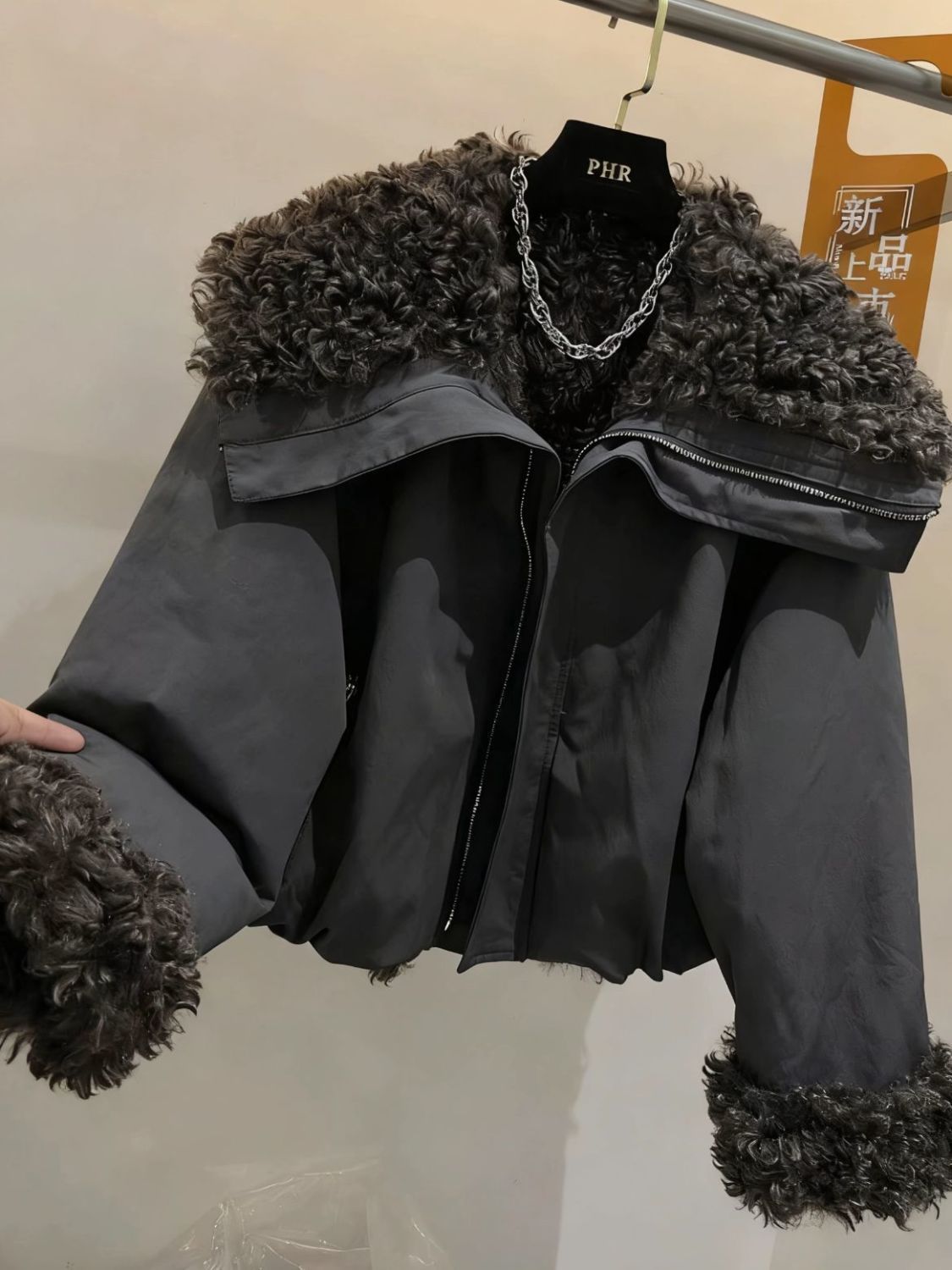 Manteau d'hiver en peluche et épaissi, nouveau design avec grand col en fourrure d'agneau, veste en coton pour femmes, parka courte, vêtements d'extérieur beige