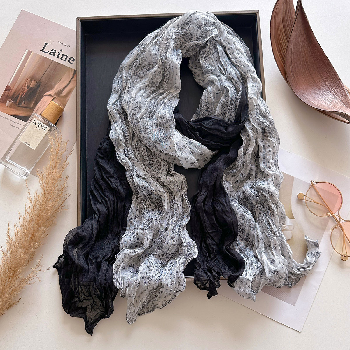 Écharpe longue légère en mélange de coton et de lin froissé pour femmes, motif paisley dégradé ombré, texture voile de Bali, grand châle pour le cou.