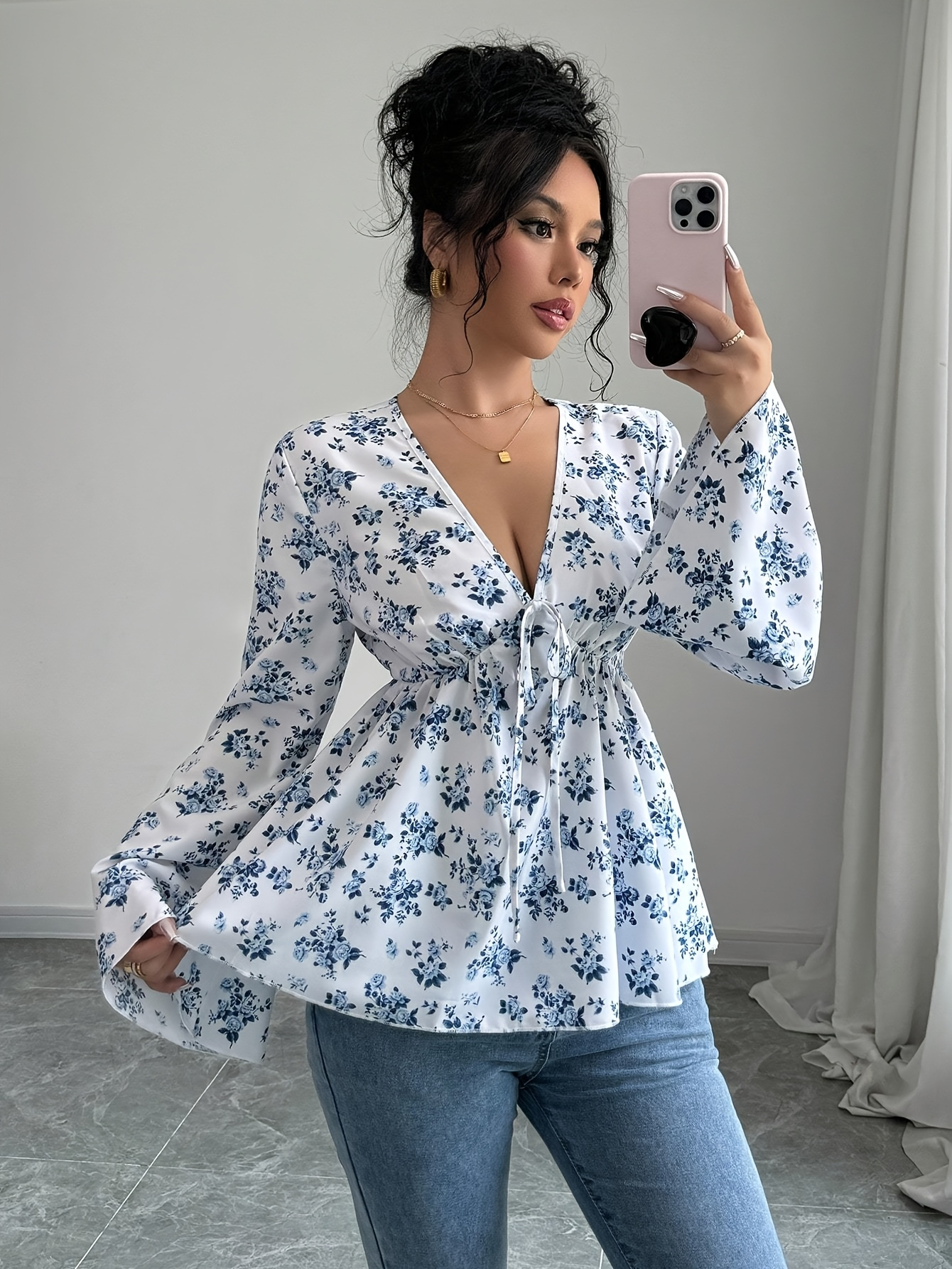 Vêtements pour femmes avec un col en V, une coupe ajustée, des motifs floraux délicats, des manches longues et un style polyvalent adapté aux femmes