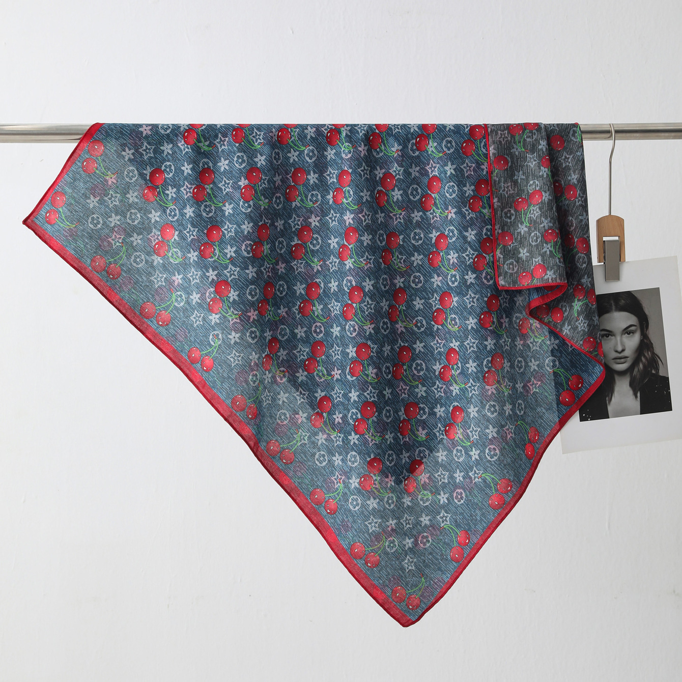 Nouvelle Écharpe Carrée Imprimée Double Face en Soie pour Femme, Motif Cerise Rétro, 90 cm, Tendance 2026, Polyvalente et de Qualité Supérieure