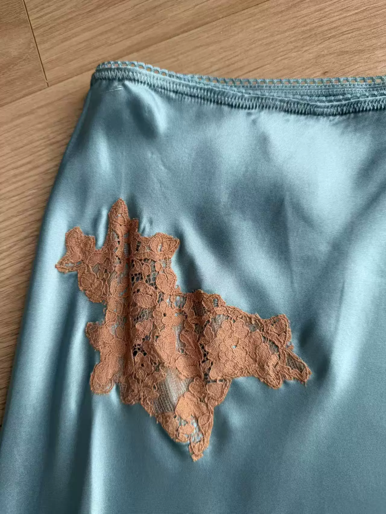 Jupe élégante en satin bleu pour femme, 100% soie, avec dentelle et ourlet élastique, coupe trapèze
