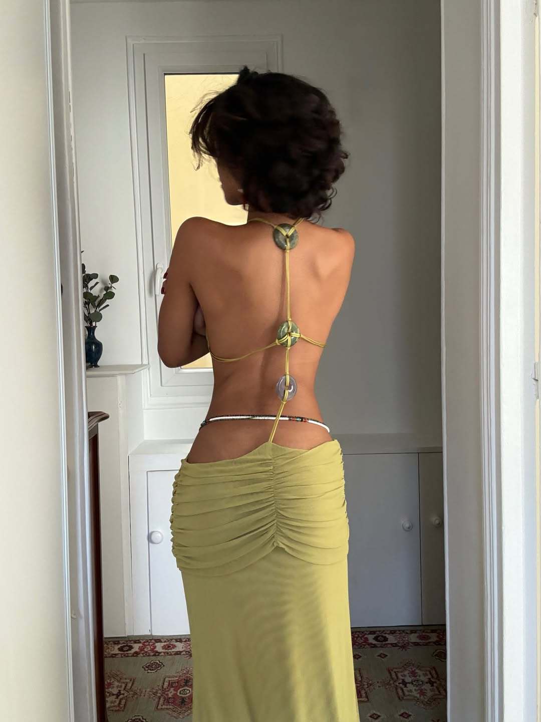 Robe longue bohème à col halter perlée pour femme, tenue de soirée élégante avec découpes, vêtement de plage luxueux drapé et froncé pour femme