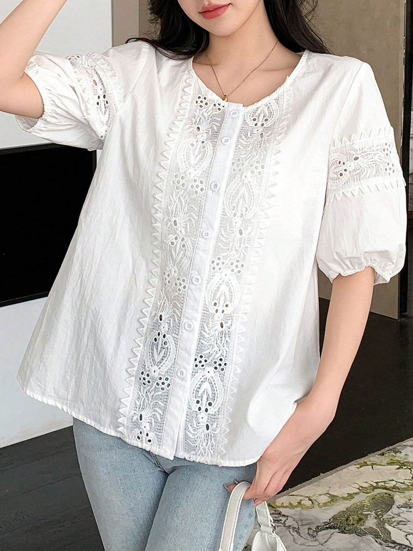 Chemise élégante pour femme 100 % coton, col rond, fermeture boutonnée, manches bouffantes avec broderie ajourée.