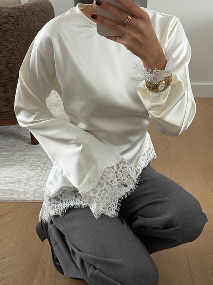Hauts élégants en satin pour femmes, chemisiers plissés à col rond et manches longues avec patchwork de dentelle et ourlet asymétrique, collection Printemps-Été 2026