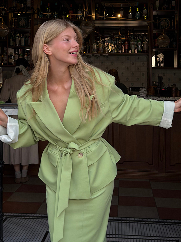 Ensembles de jupes élégants pour femmes : Blouse chic à col en V et manches bouffantes, jupe mi-longue taille haute – Nouveautés Printemps 2026 pour tenues de soirée féminines