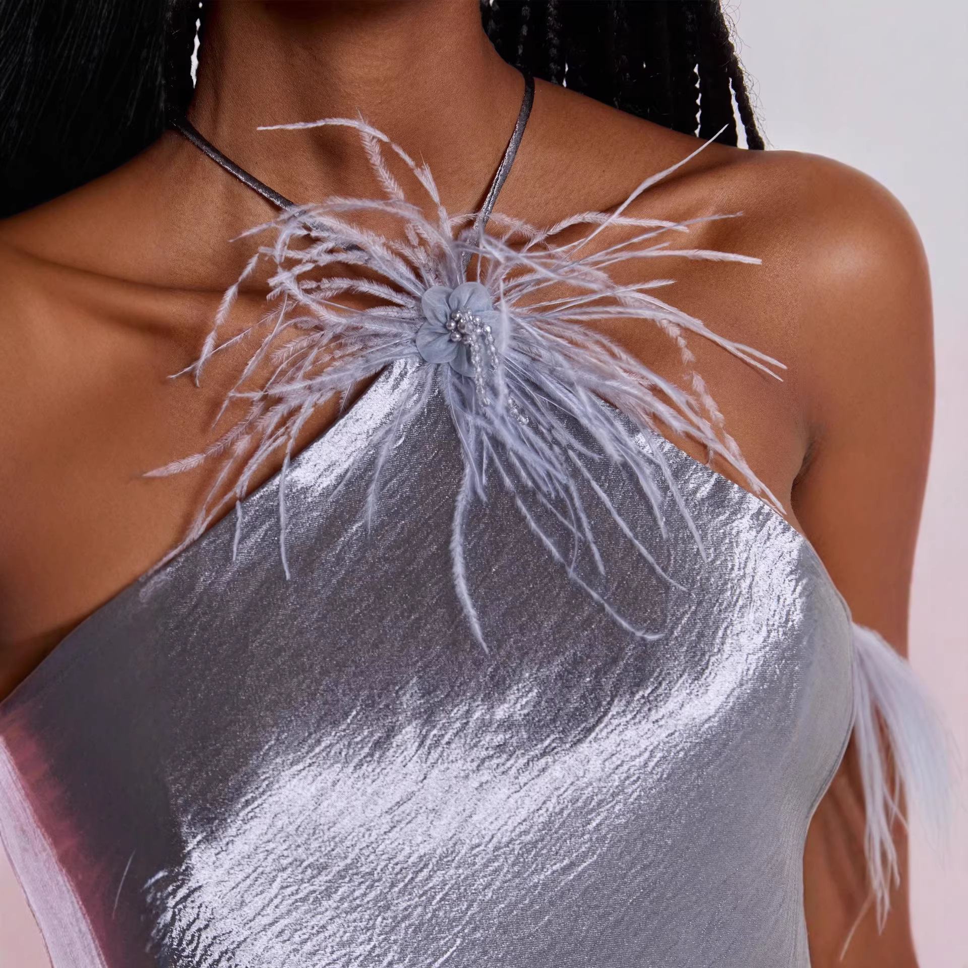 Nouvelle Robe Longue de Soirée de Luxe 2026 en Soie Satinée Color Block Noire avec Plumes et Col Halter Transparent – Style Élégant