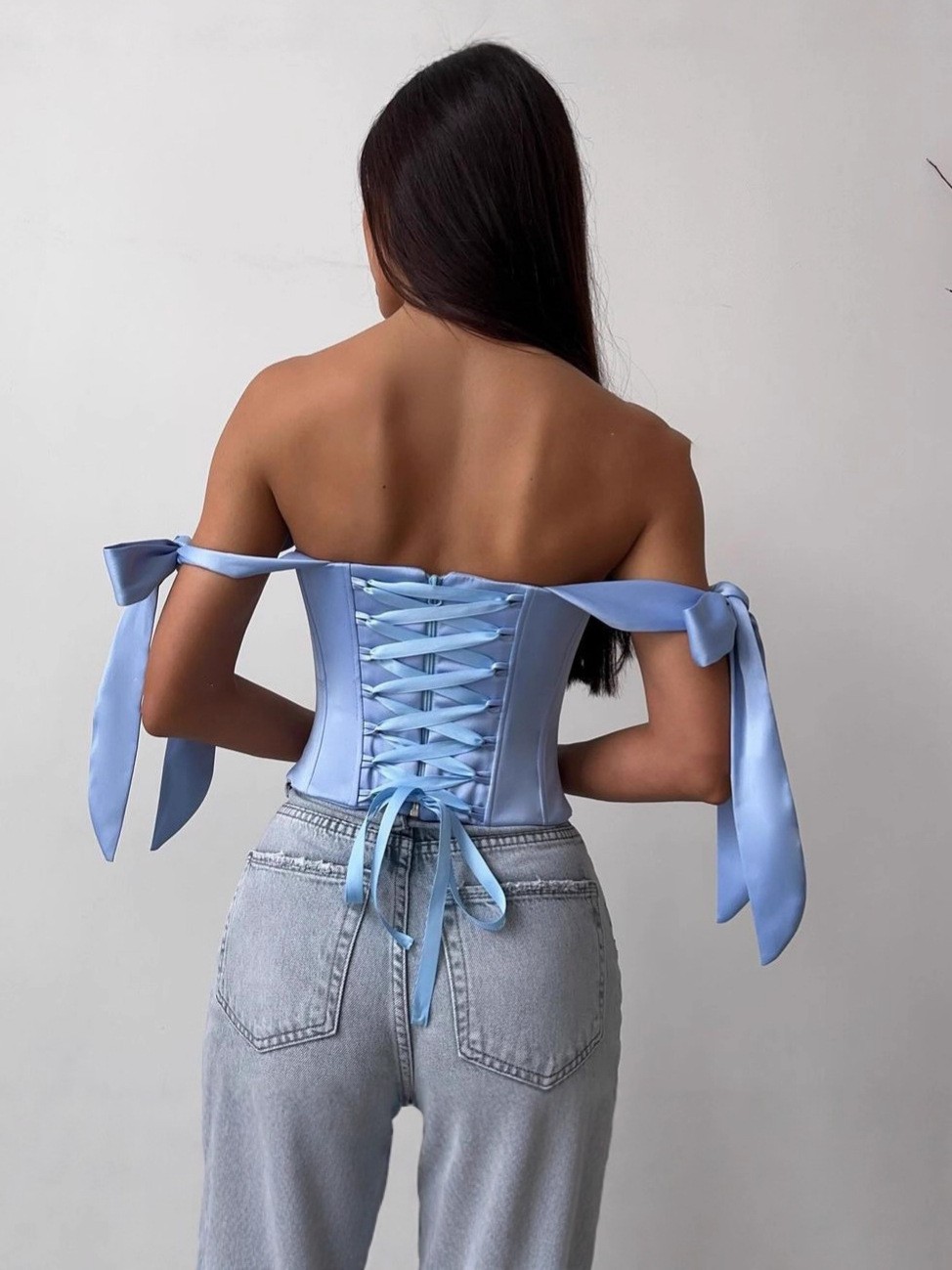 Haut bustier élégant à bretelles fines et nœud papillon pour femme, style corset court en satin, idéal pour l'été