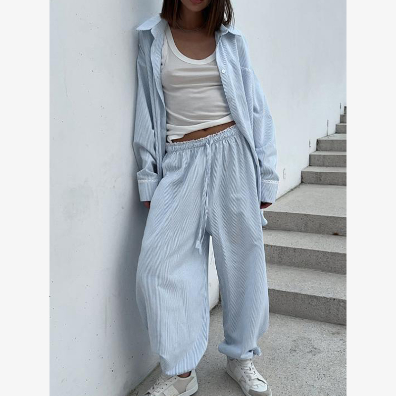 Ensemble deux pièces décontracté pour femme : chemisier à rayures verticales et pantalon à taille élastique, avec chemisier ample à revers et lacets