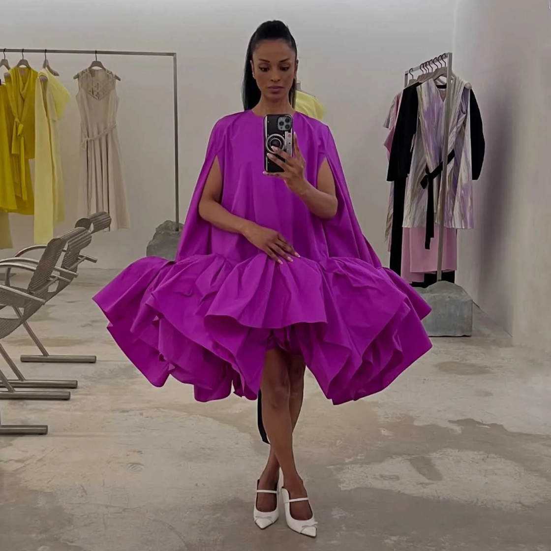 Robe de bal de Dubaï violette avec manches style cape oversize, en taffetas, longueur midi, drapée, sur mesure