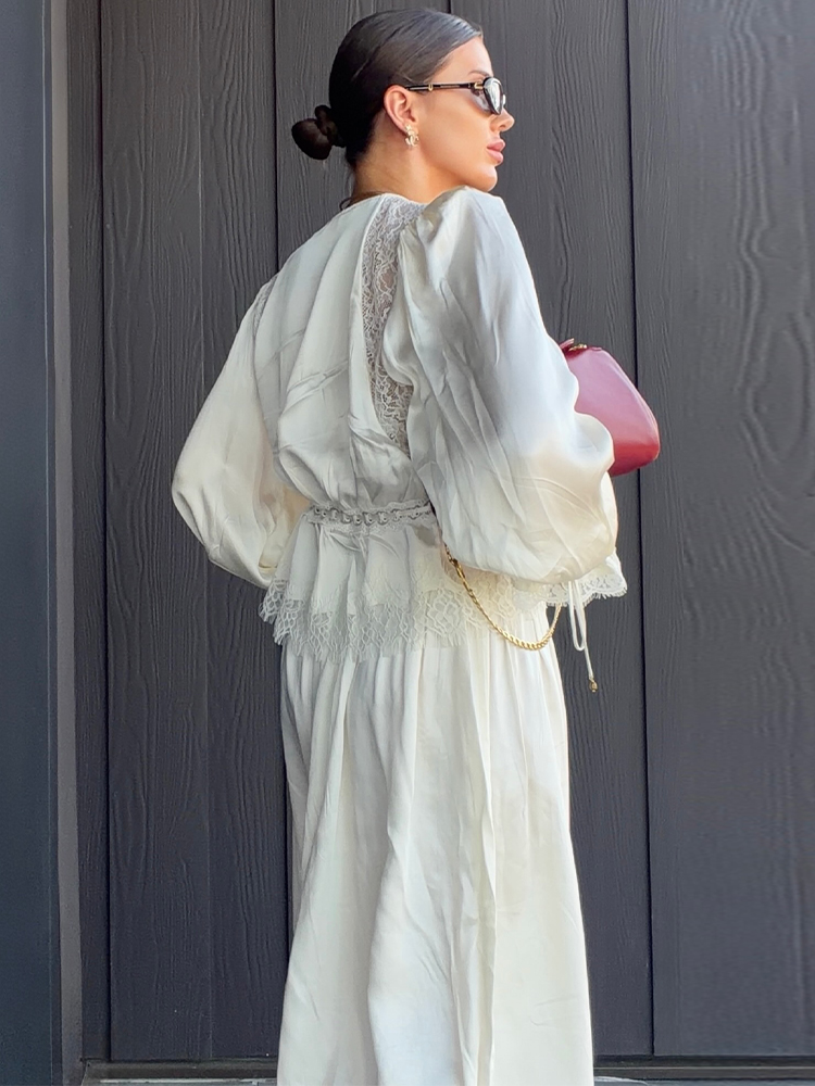 Ensemble pantalon femme élégant en satin et dentelle, col rond, manches longues bouffantes, chemisier boutonné sur le devant, pantalon à taille élastiquée avec cordon de serrage et ourlet à volants à revers