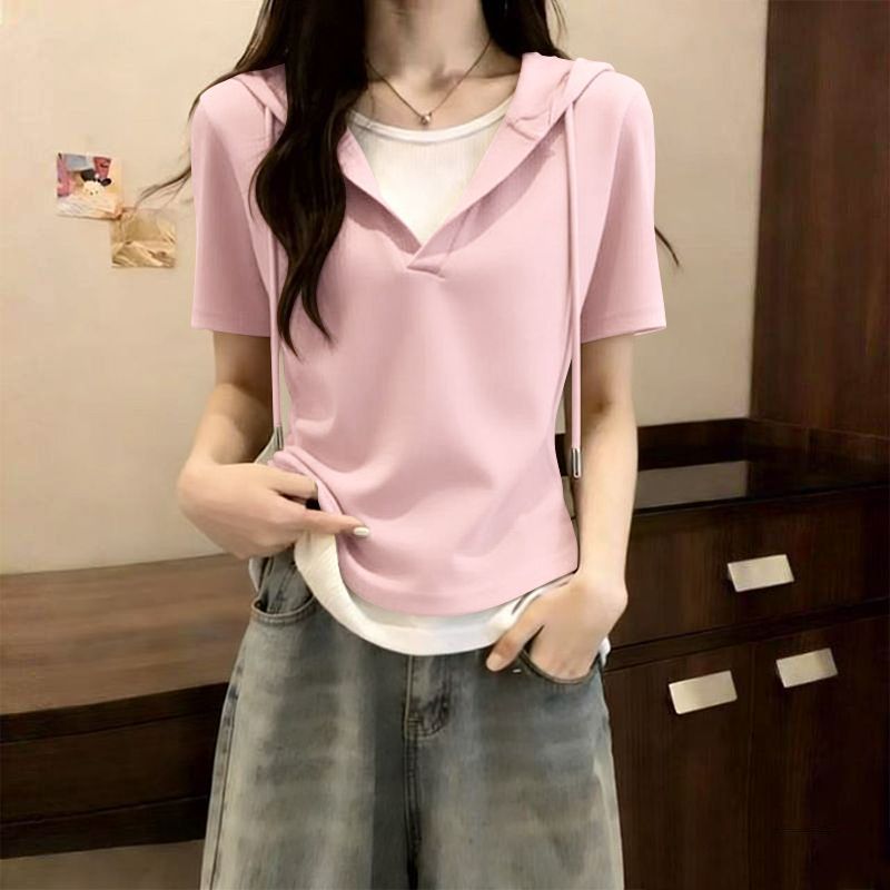 Nouveau T-shirt coréen d'été pour femme à capuche et manches courtes contrastantes, haut décontracté respirant à col en V, effet faux deux-pièces de haute qualité
