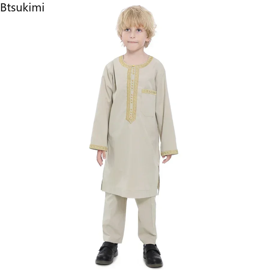 2026 Arabie Saoudite Robe pour enfants Vêtements musulmans Qamis enfant Garçon Jubba Thobe Ensemble 2 pièces Vêtements islamiques Homme Fête Abaya Kaftan