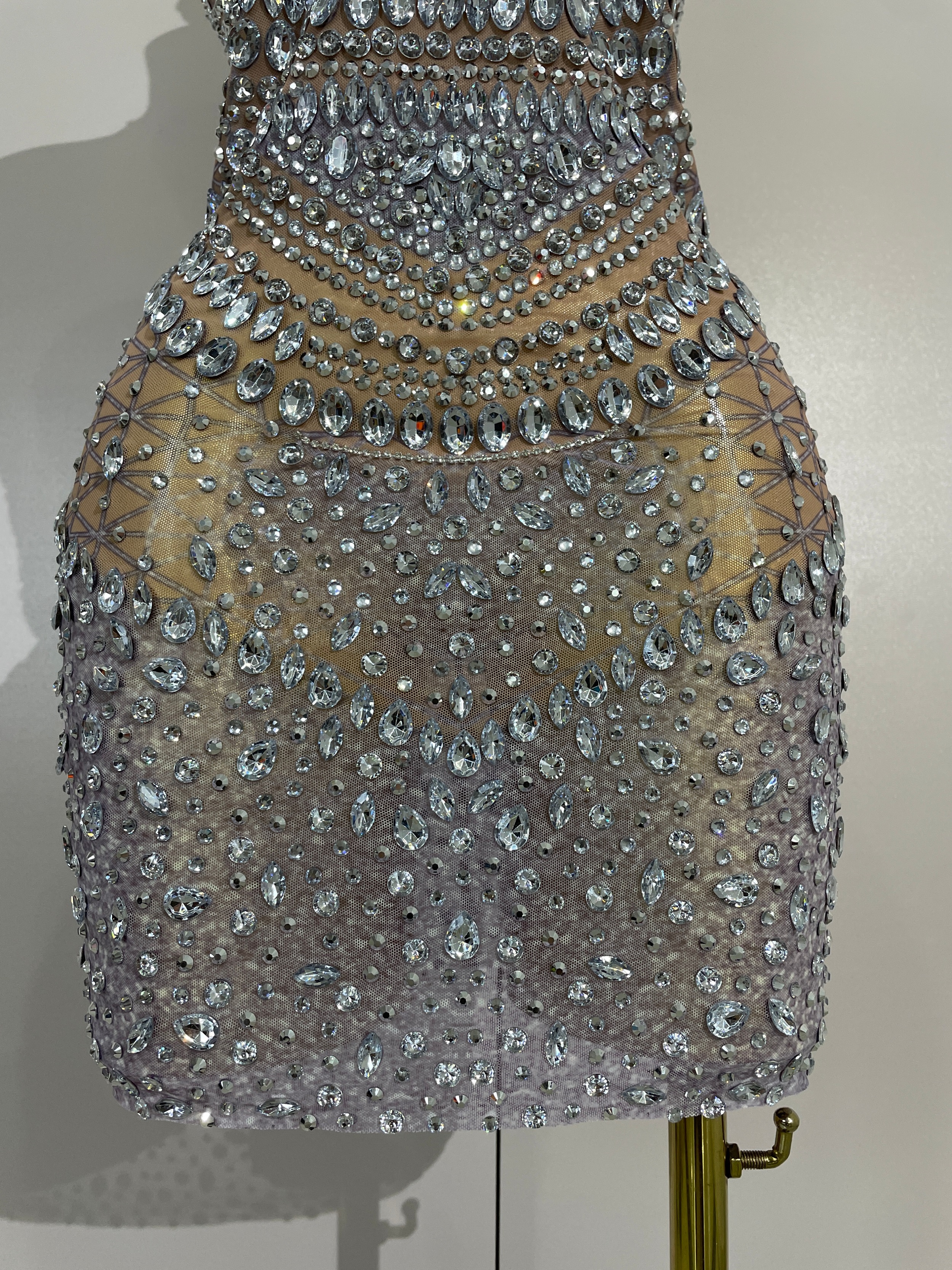 Robe mini sexy scintillante en strass sans manches en maille transparente, robe de luxe pour anniversaire, fête, club, séance photo, tenue de scène