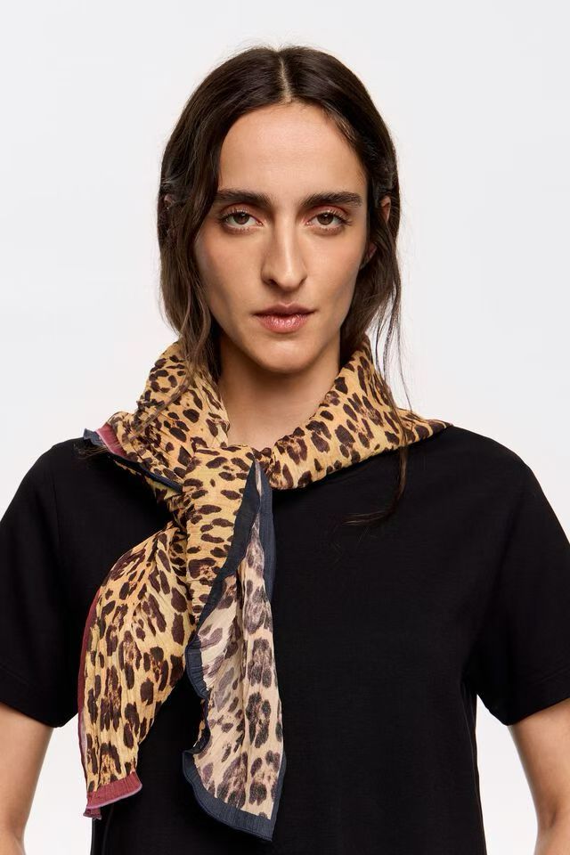Écharpes en soie pour femmes, foulards de luxe haut de gamme 	 Écharpe carrée à motif graffiti, articles en liquidation