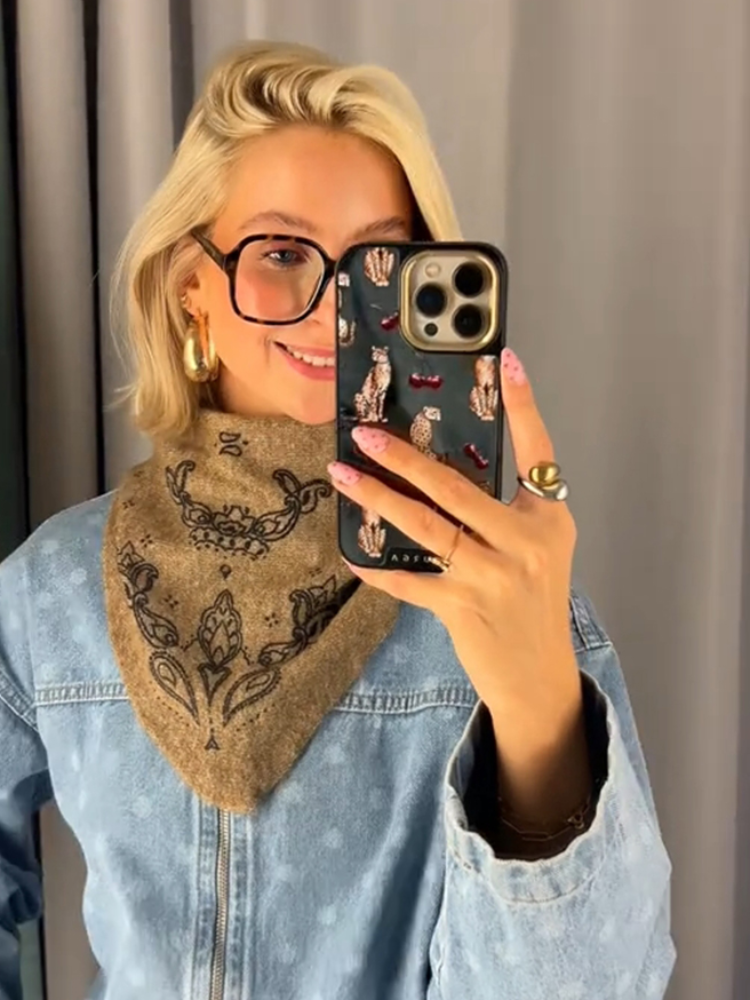 Écharpe tricotée imprimée tendance pour femme, forme triangulaire, douce, respirante, couvre-cou décoratif chic, nouvelle collection automne 2026, pour un usage quotidien.