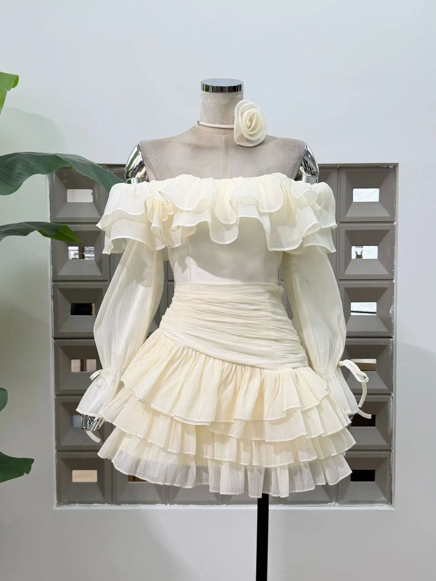 Robe Mini Femme Chic et Tendance en Mousseline Florale, Épaules Dénudées, Idéale pour Fêtes d'Anniversaire – Nouvelle Collection