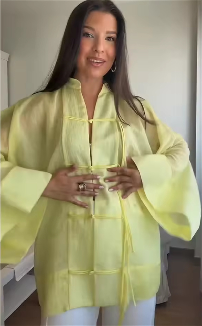 Chemisier Femme Été 2026 Nouvelle Collection Jaune Manches Longues avec Boutons Décoratifs Coupe Ample Idéal Plage et Vacances Élégance et Raffinement
