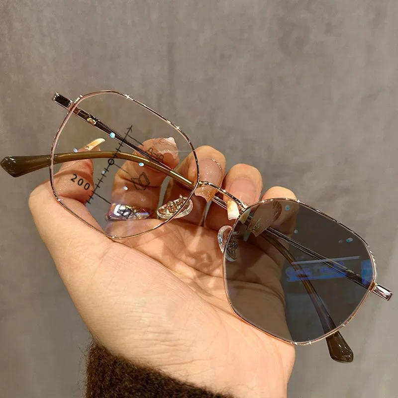 Lunettes de lecture photochromiques tendance pour femmes et hommes, monture carrée classique HD presbytie, couleur changeante, multifocales progressives