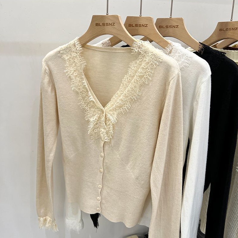 Mode coréenne, hauts en dentelle tricotée sexy beige à col en V pour femmes, automne-hiver 2026, cardigan doux à manches longues et coupe ajustée.