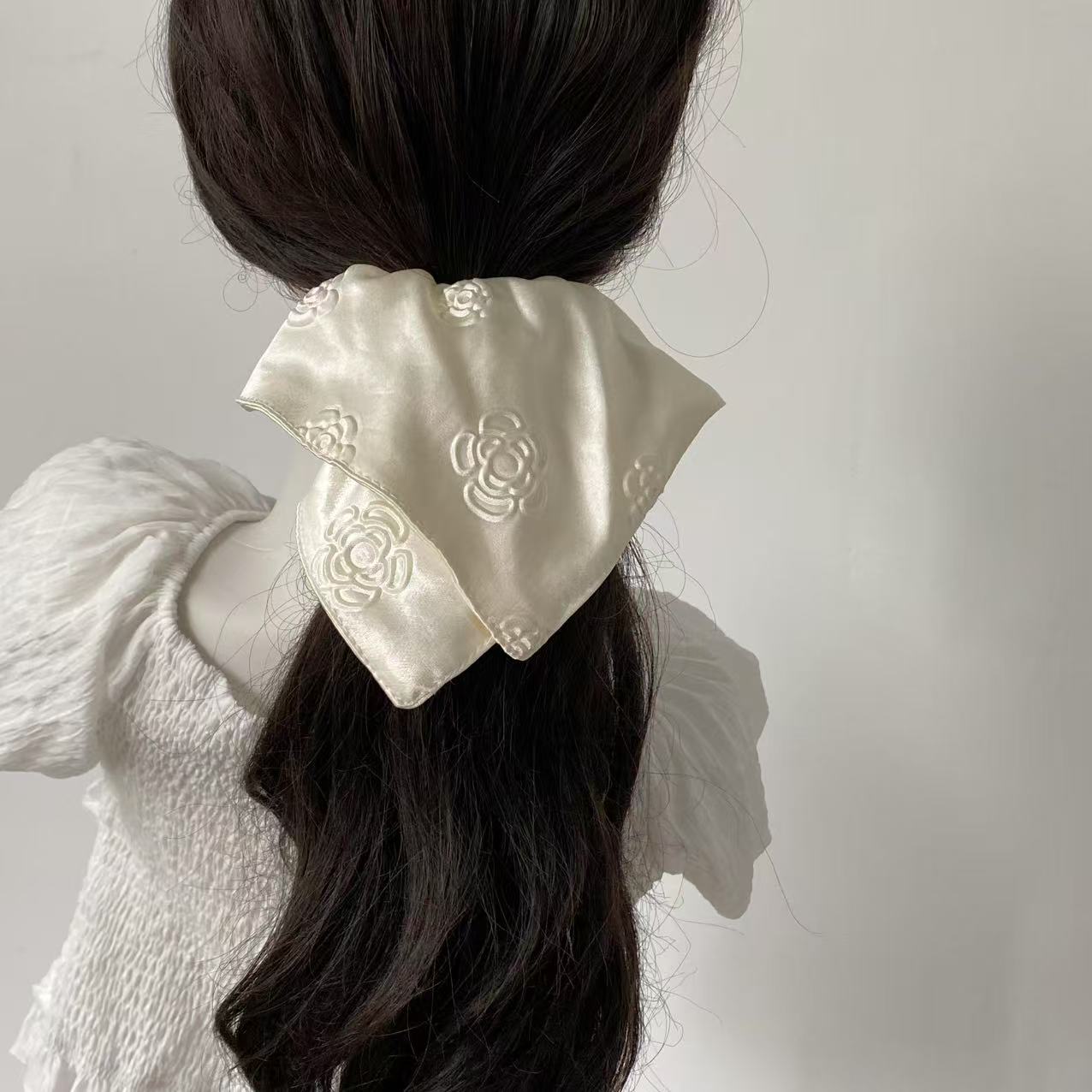Écharpe carrée en satin blanc crème camélia haut de gamme, style scrunchie, accessoires de cheveux pour femmes, élégance et tempérament