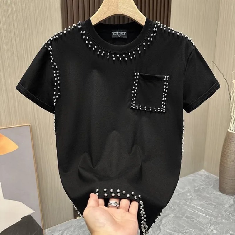 T-shirt blanc à col rond pour femme avec détails rivets, coupe décontractée, manches courtes, avec poche
