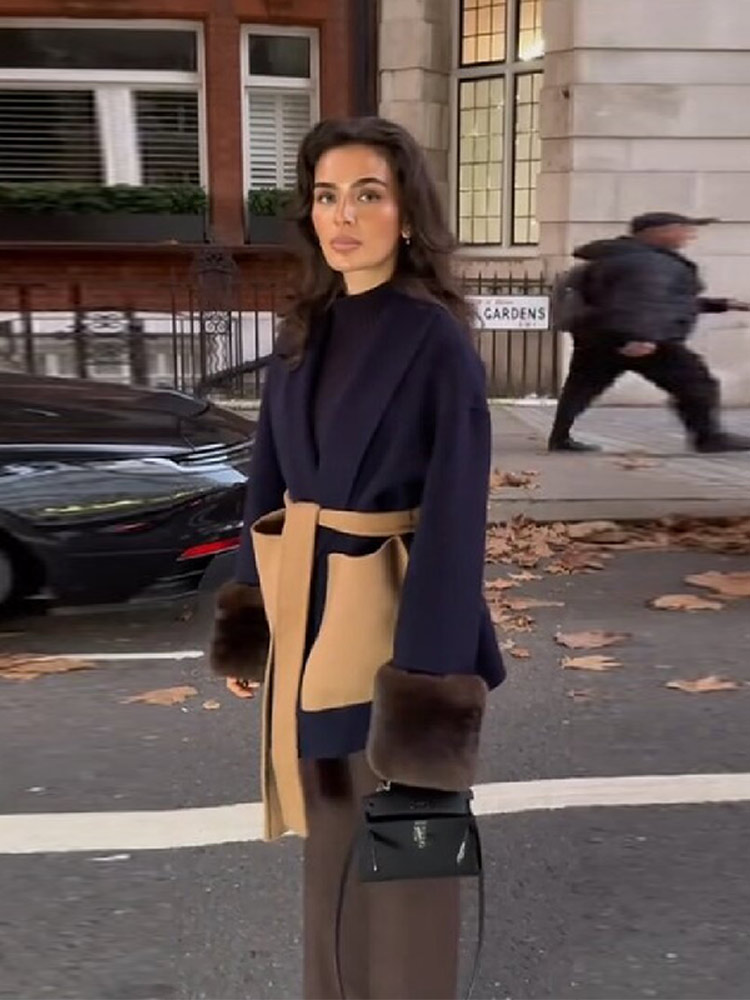 Manteau d'hiver élégant et minimaliste pour femme, col en V, à lacets, avec poignets en fausse fourrure, contrastant bleu marine et camel, ceinturé, idéal pour les événements et le bureau