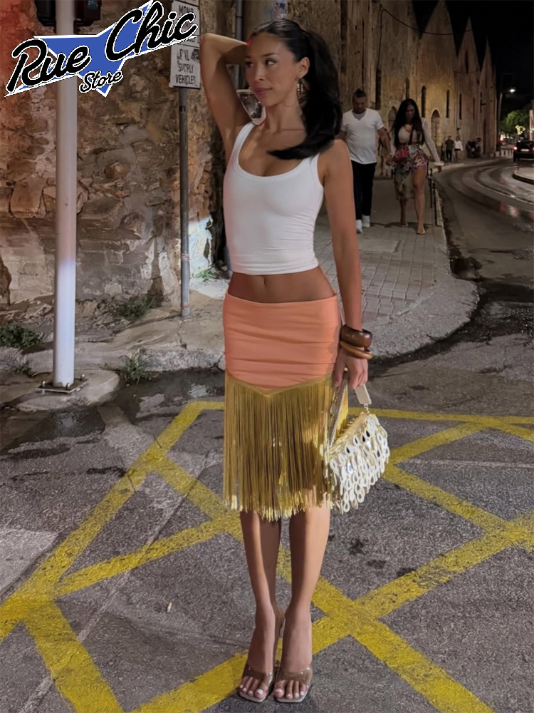 Nouvelle jupe moulante mi-longue pour femme, couleur pêche, avec franges dorées en V, coupe ajustée, idéale pour l'été 2026 et les vacances à la plage