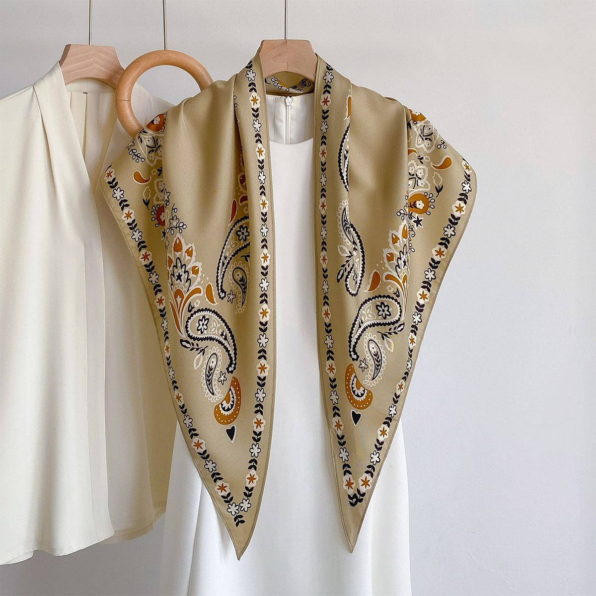 Nouveau Foulard Triangle en Satin Lisse, Imprimé Motif Paisley Classique, pour Femme, Bandana Tendance, Châle, Écharpe de Cou, pour le Bureau