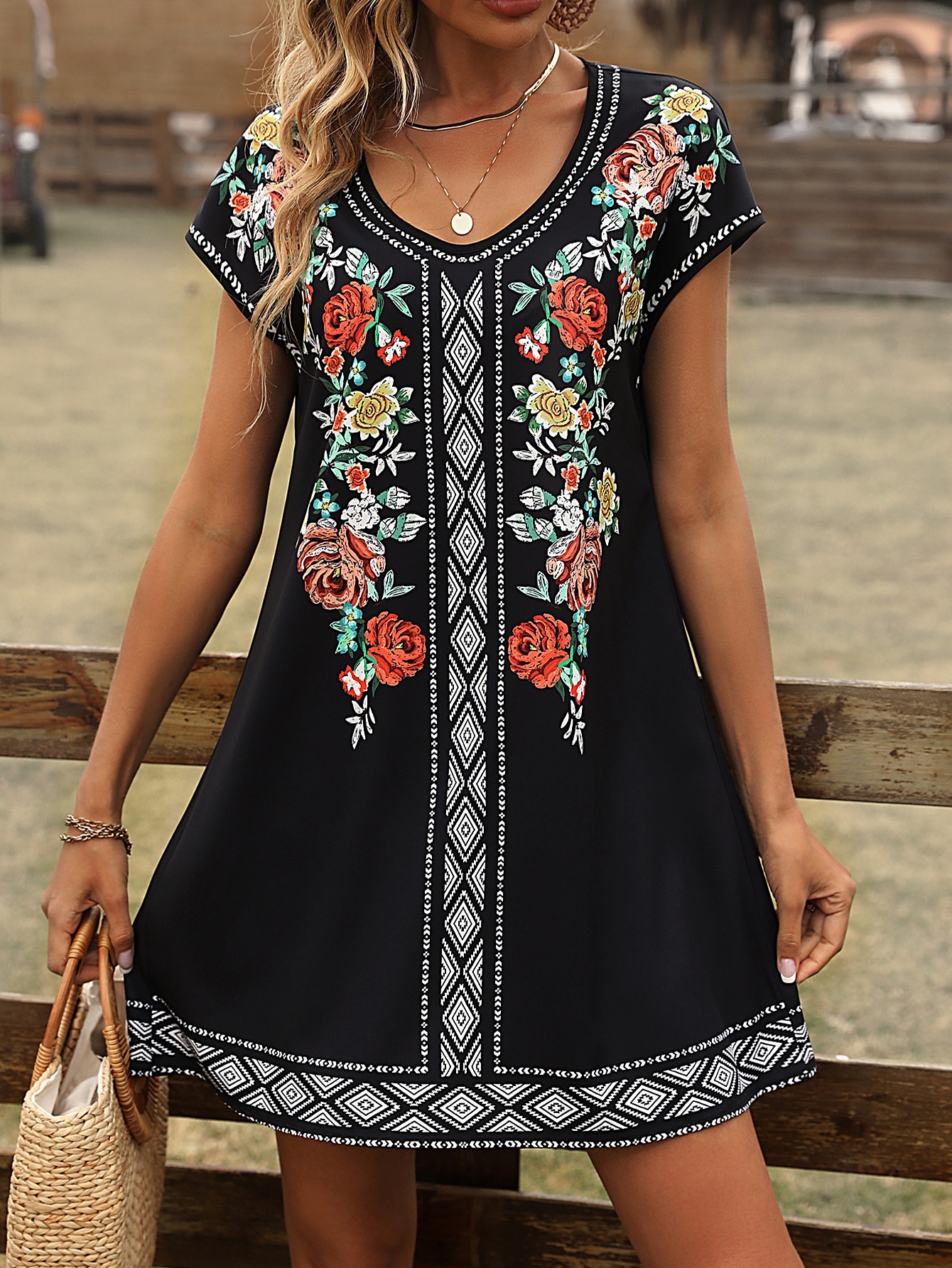 Robe noire à imprimé floral bohème, col rond, manches courtes, style ethnique, coupe ample, mini-robe de vacances
