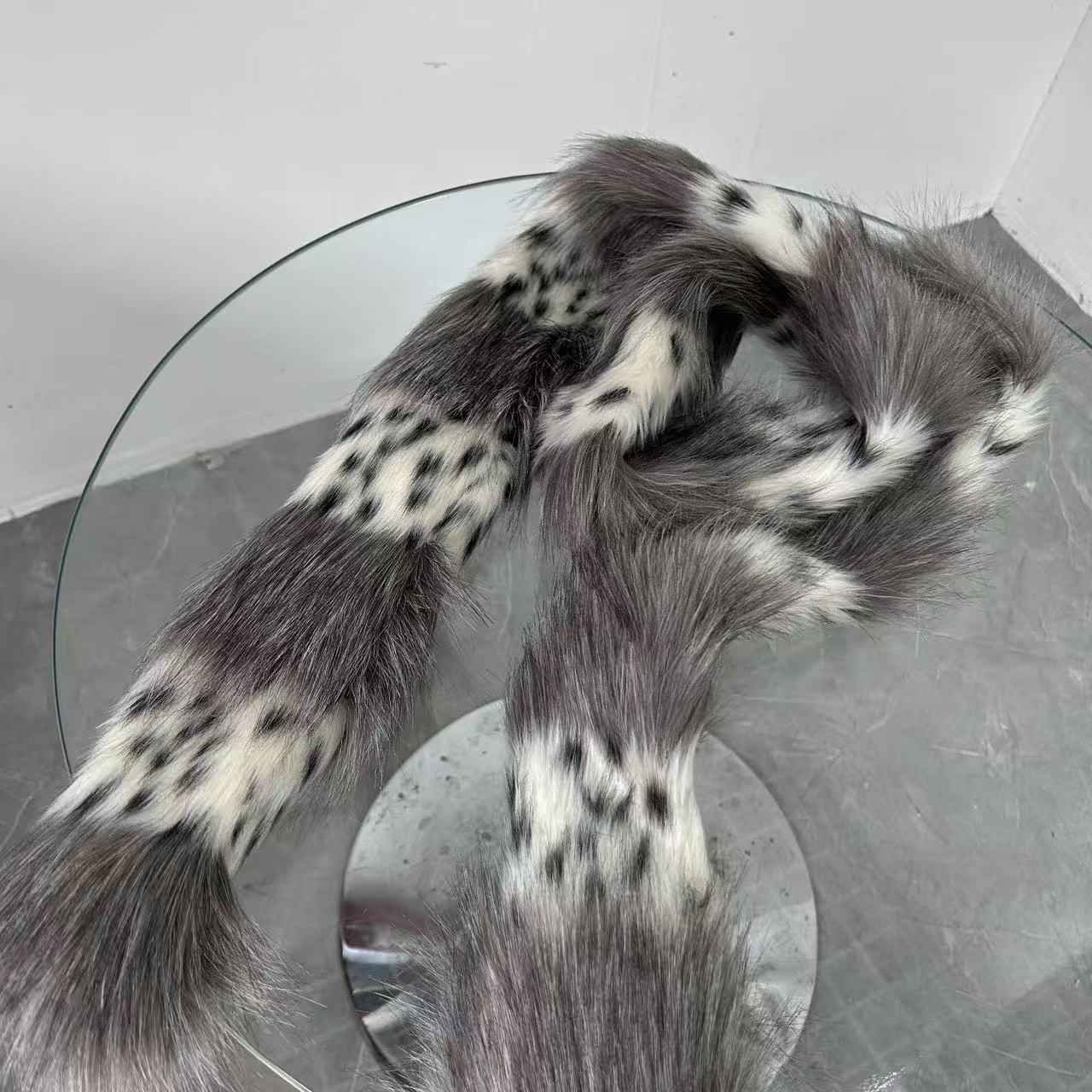 Écharpe originale en peluche à imprimé léopard et pois, style Y2K, pour femme, accessoire d'hiver chaud et tendance, inspiré de la sub-culture des jeunes filles audacieuses.