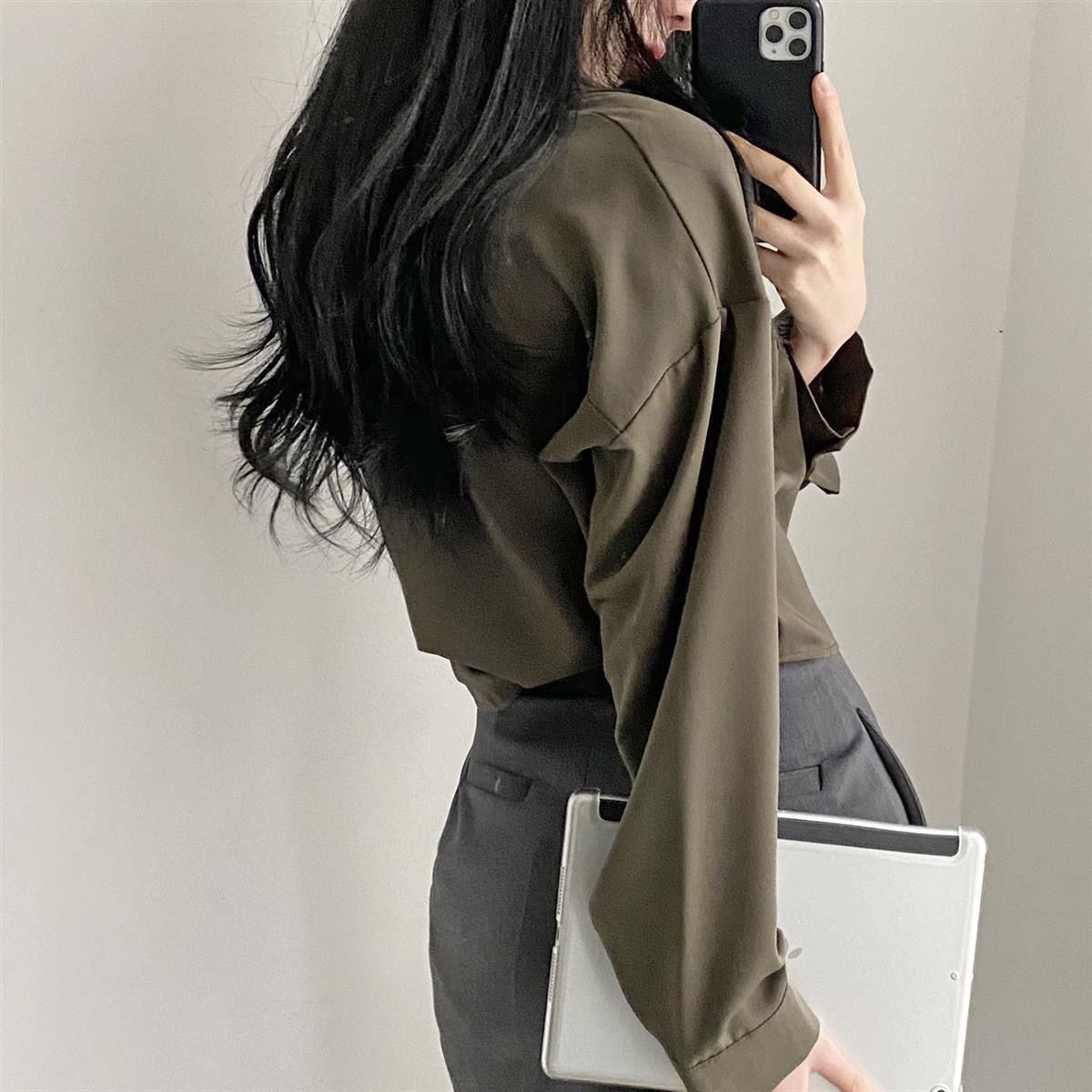 Chemisier en soie oversize pour femme, style bureau, en satin, luxe discret, coupe ample, boutonné, élégant et décontracté, à manches longues