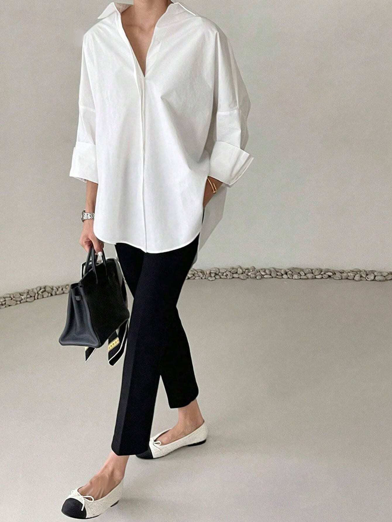 Chemisier blanc oversize pour femme, coupe ample, manches longues, col rabattu élégant, plissé au dos, idéal pour le bureau ou les occasions décontractées ou formelles