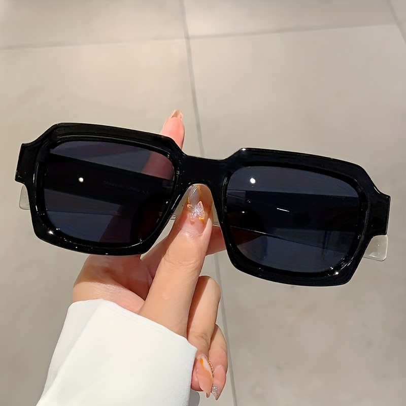 1 paire de lunettes de soleil élégantes à monture carrée noire pour femme – Cadre en plastique élégant avec verres teintés jaunes, parfait pour la mode