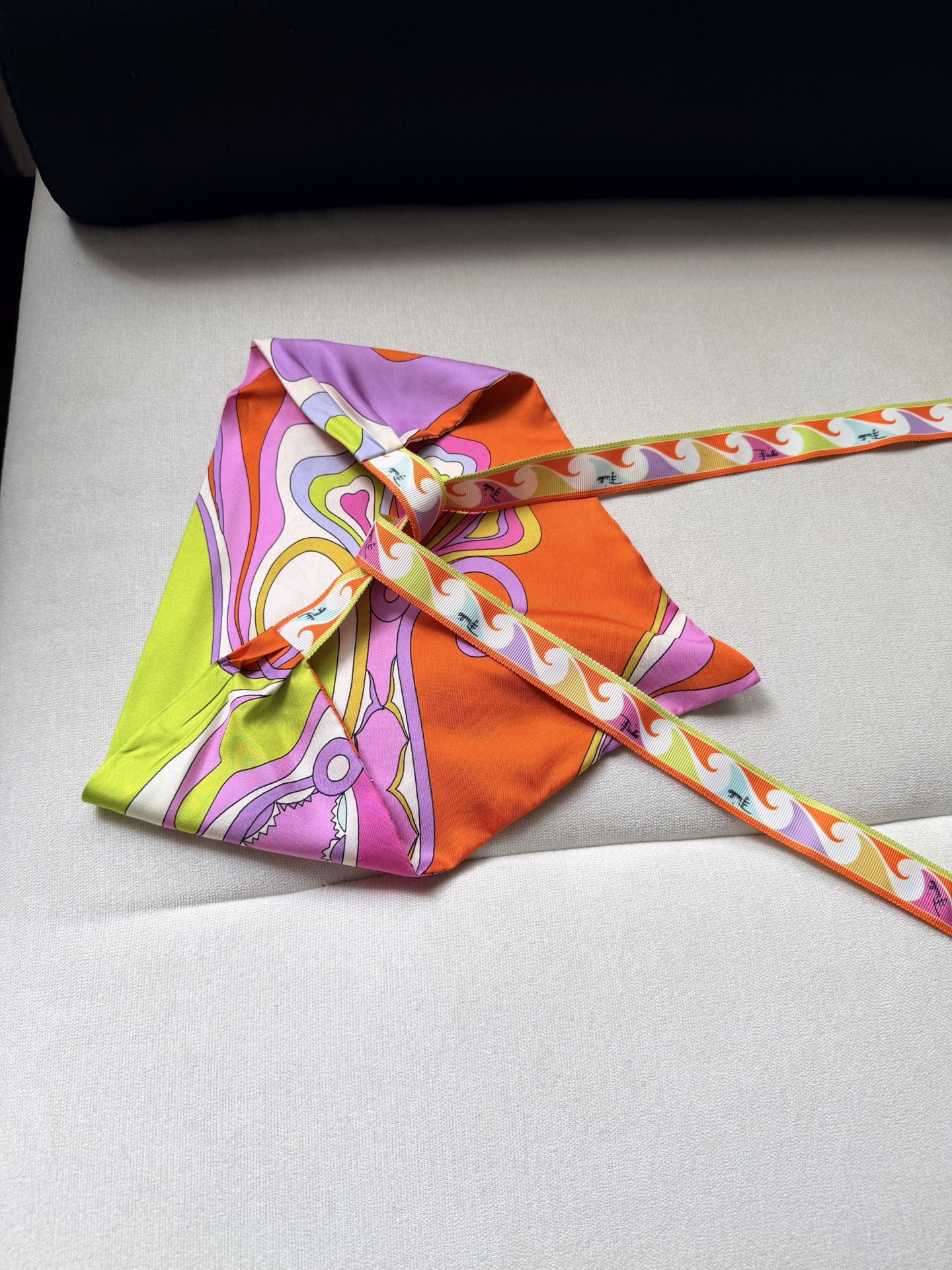 Foulard triangulaire élégant pour femme à imprimé patchwork : Unique et polyvalent