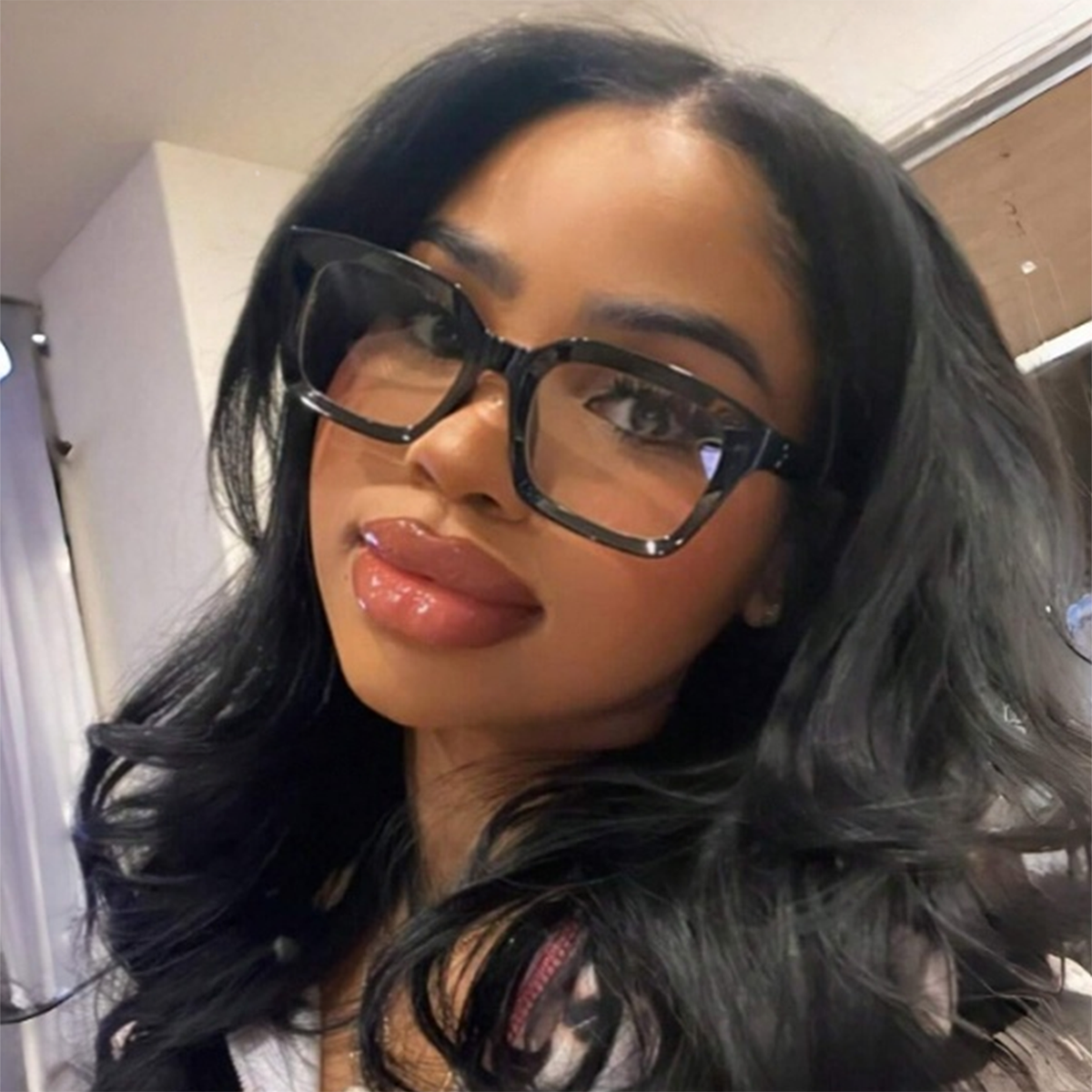1 paire de lunettes carrées noires à grande monture pour femme, simples, décontractées, sexy, avant-gardistes européennes et américaines, au style décontracté, exquises et polyvalentes, lunettes sans ordonnance à la mo